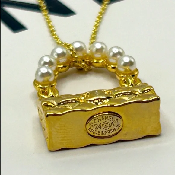 CHANEL Handbag Pendant CC Logo Pearl Detail Stamped Bag Shaped Gold Charm - Picture 2 of 7